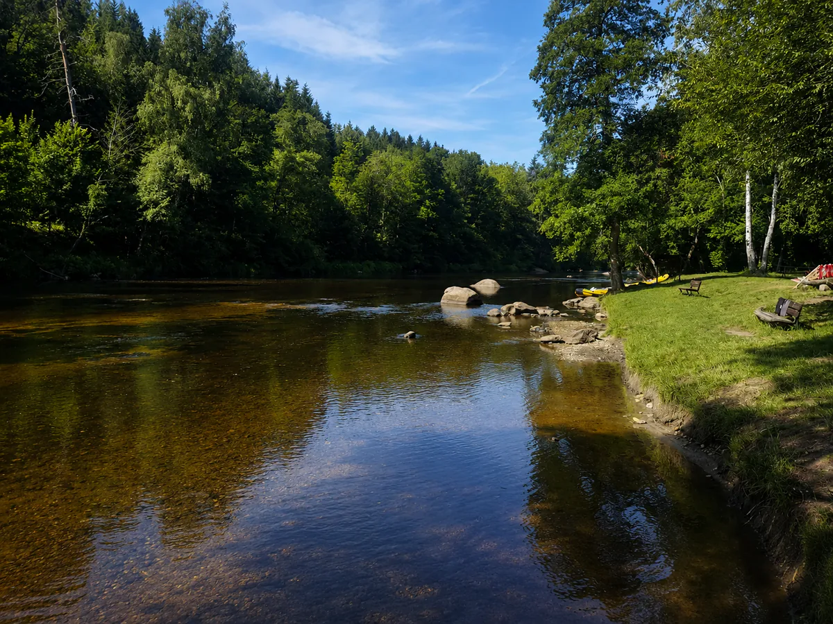 Dnešní čistá Vltava v přírodním prostředí.